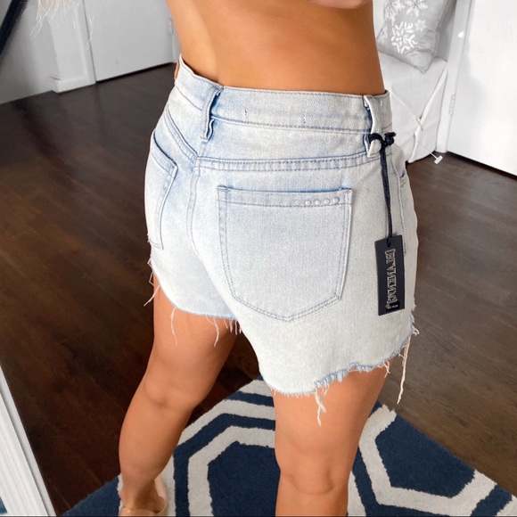 ๐ BLANK NYC THE ESSEX CLASSIC CUT-OFF LIGHT DENIM DISTRESSED JEAN SHORT! - Picture 3 of 15